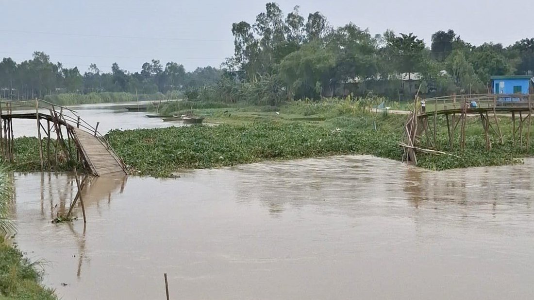 কাঠ ও বাঁশের তৈরি সেতুর ভাঙন, ২০ হাজার মানুষের ভোগান্তি